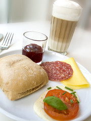 Frühstücksgedeck mit Latte Macchiato