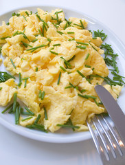 Rührei mit Schnittlauch auf einem Teller