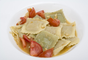 Ravioli mit Tomaten und Pinienkerne