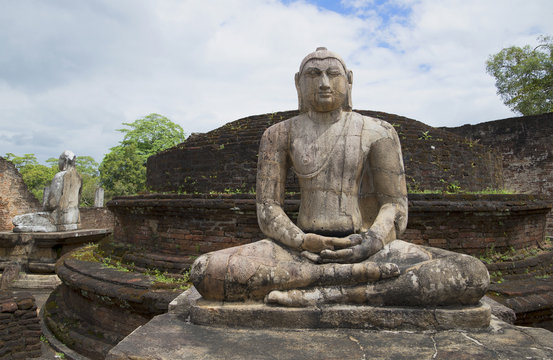 Скульптура сидящего Будды на руинах Ватадаге. Полоннарува, Шри-Ланка