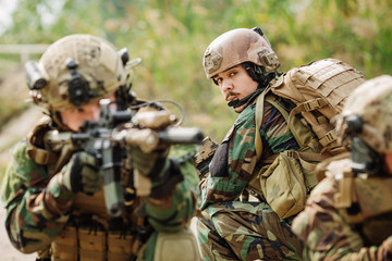 Obraz premium Rangers team is fighting on the territory occupied by the enemy
