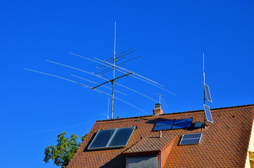 Amateurfunk-Antenne und Solaranlage auf Hausdach