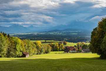 Fototapeta na wymiar Oberbayerische Landschaft bei Reichling