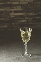 Weißwein in einem Kristallglas