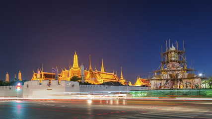 Fototapeta premium Grand palace at twilight in Bangkok, Thailand