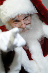 ein Weihnachtsmann zeigt mit dem Finger