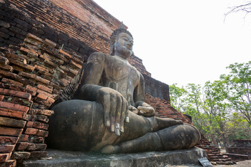 Big Buddha meditation behind the brick gate