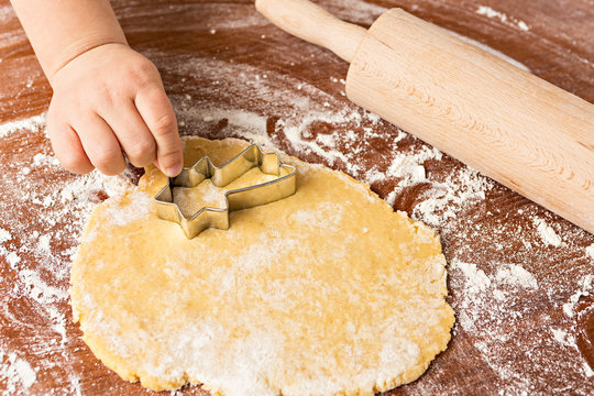 Kinder backen Kekse