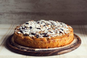 Pie with almond flakes, blueberries and sugar powdered