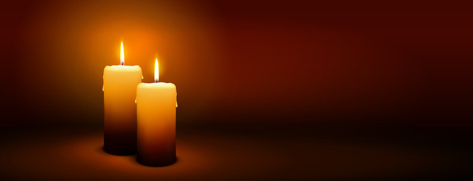 Zweiter Advent, zwei Kerzen - Kerzenschein auf dunkelbraunem Panorama Hintergrund - Adventszeit Banner. Horizontaler Banner für Homepage. Vorlage für Grußkarten, Trauerkarten und Traueranzeigen.