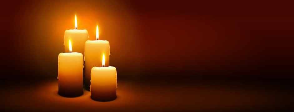 Vierter Advent, vier Kerzen - Kerzenschein auf dunkelbraunem Panorama Hintergrund - Adventszeit Banner. Horizontaler Banner für Homepage. Vorlage für Grußkarten, Trauerkarten und Traueranzeigen.