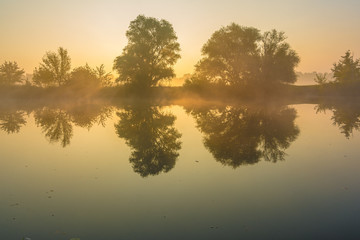 Fototapeta premium Herbstlicher Sonnenaufgang am Kanal, Halle/Saale