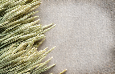 épis de blé sur toile de jute