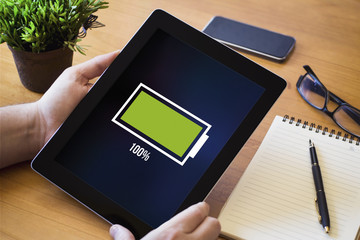 desktop tablet full battery © MclittleStock