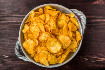 Gewürzte Kartoffelchips in einer Schale