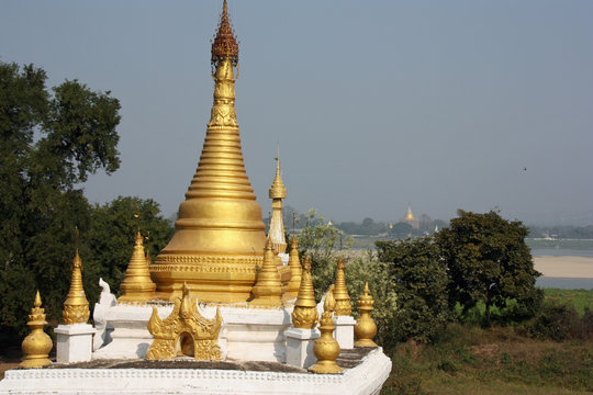 Birmanie, pagode dorée sur les bords de l'Irrawaddy à Sagaing