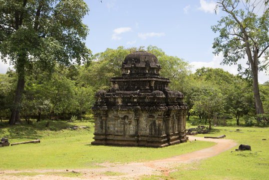 Старинный индуистский храм в археологическом парке Полоннарувы. Шри-Ланка
