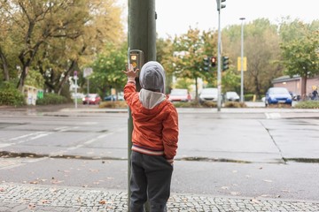 Junge drückt Knopf an Ampel, Sicherheit im Verkehr, Berlin