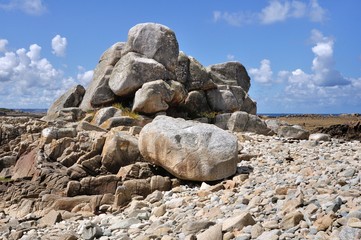 Gros rochers et galets sur la côte bretonne