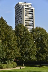 Building à appartement de haut standing émergeant des arbres du parc de Scheutbos à Molembeek