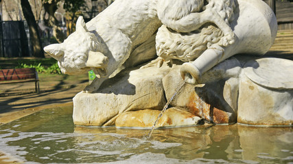 Naklejka na ściany i meble Fuente con escultura en el parque de la Ciudadela, Barcelona