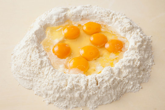 Uova per preparazione tagliatelle