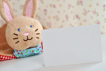 Weiße Karte mit Kuscheltier