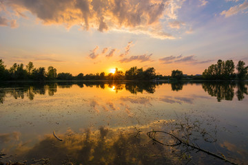 Fototapeta premium Sonnenuntergang am Kanal in Halle/Saale