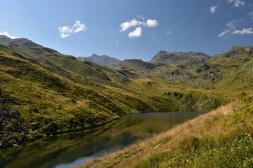 Lac de montagne. Pysage de montagne. Lac au sommet de la montagne en été.