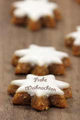 Weihnachtsbaum aus Zimtsternen mit Weihnachtswünschen in verschiedenen Sprachen