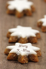 Weihnachtsbaum aus Zimtsternen mit Weihnachtswünschen in verschiedenen Sprachen