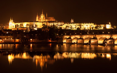 Obraz na płótnie Canvas Prague Castle and Charles Bridge at night