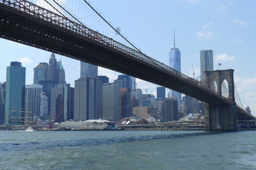 Fototapeta na wymiar Brooklyn Bridge across East River