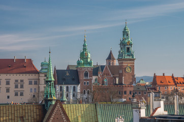 Obraz premium Royal castle and cathedral on the Wawel hill seen from the Town Hall tower in Krakow, Poland.