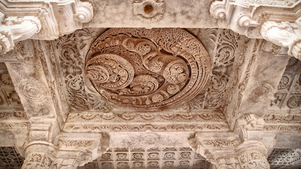 Kunstvolle Verzierungen im Jain Tempel in Ranakpur - Indien