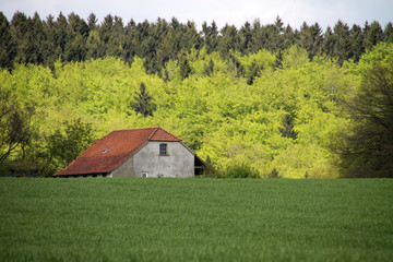 Landschaft mit Bauernhaus
