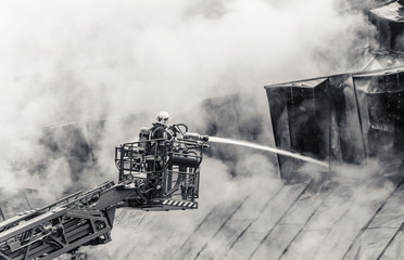 Obraz premium Fireman and burning roof