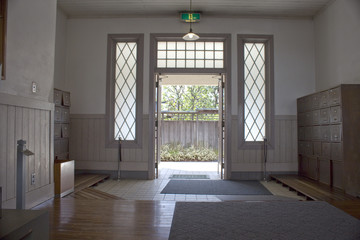 古い学校の玄関