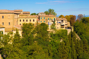 Fototapeta na wymiar Panorama urbano di Volterra in toscana.