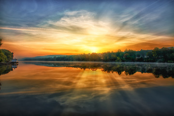 Obraz premium Świt nad rzeką