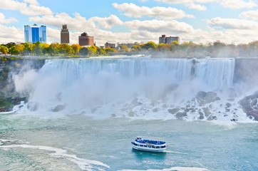 Fototapeta premium View of Niagara Falls in autumn