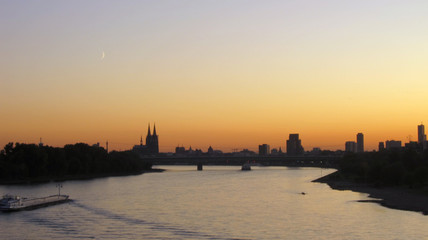 Fototapeta premium Der Rhein in Köln bei Sonnenuntergang
