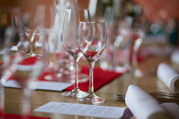 Gläser auf gedecktem Tisch