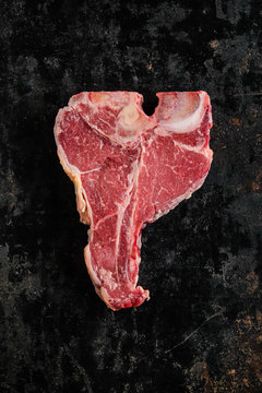 T-Bone Steak Dry Aged auf schwarzem Blech