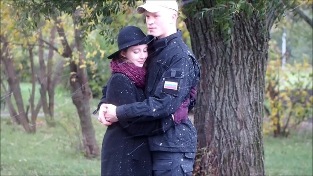Осень. Первый снег. Парень обнимает девушку. Холодно, сильный ветер. Двое в парке. Эмоции, чувства, первая любовь 