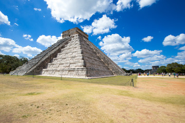 Fototapeta na wymiar Kukulkan Pyramid in Chichen Itza Site