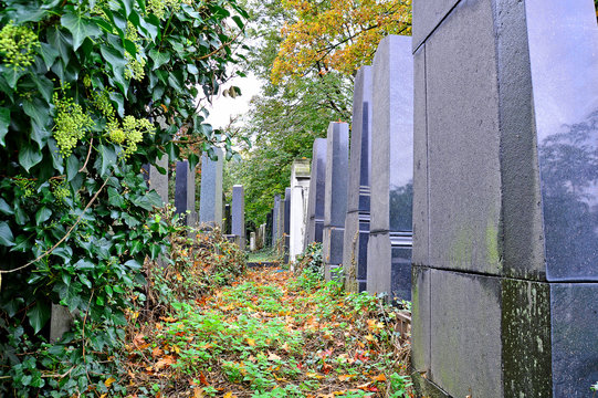Grabsteine am Friedhof