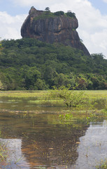 Вид на гору Сигирию со стороны озера. Шри-Ланка