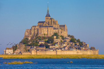 Fototapeta na wymiar Mont saint Michel lors de grandes marées, Normandie