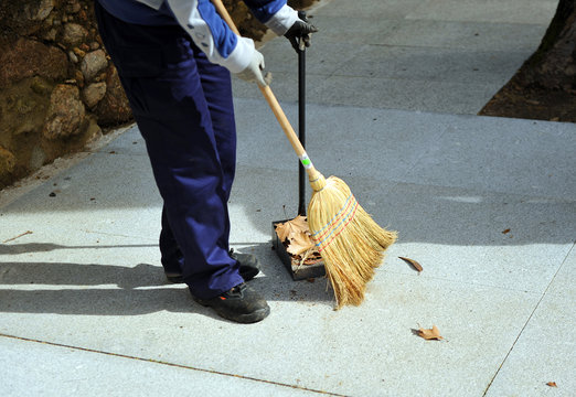 Barrendero, trabajador de limpieza, hojas de oto&ntilde;o